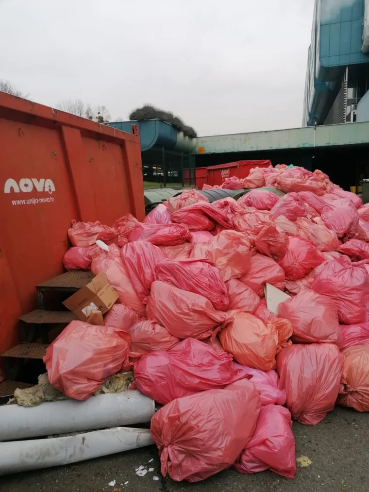KB Dubrava zatrpana covid smećem: 'Rje&scaron;enje je jednostavno, a ako se ubrzo ne donese, čeka nas katastrofa!'