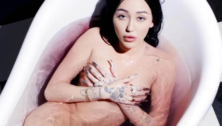 Mlađa sestra pjevačice Miley Cyrus, Noah Cyrus, snimila je provokativan videospot za svoj singl "All Three". Foto: Profimedia