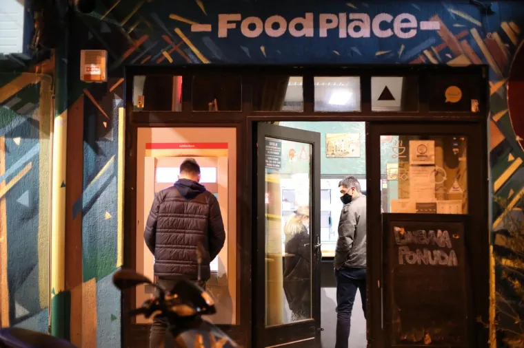 22.12.2020., Split - Nešto malo iza 15:30 zaposlenik jednog fast food objekta uboden je škarama u vrat i prevezen je u bolnicu. Muškarac koji se dovodi u vezu s napadom je uhićen i priveden, a u tijeku je kriminalističko istraživanje.