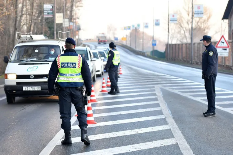 Policijski službenici kontroliraju E-propusnice na ulazu u Varaždinsku županiju.