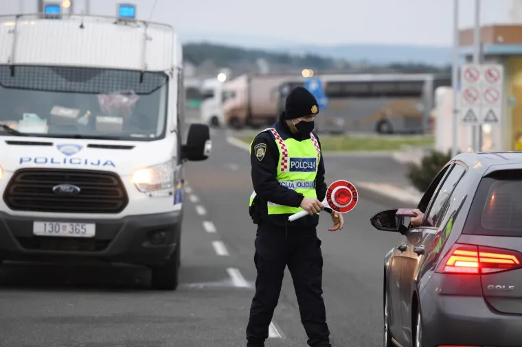 Pirovac - Policijski službenici Šibensko-kninske županije na punktovima kontroliraju provođenje novih mjera.