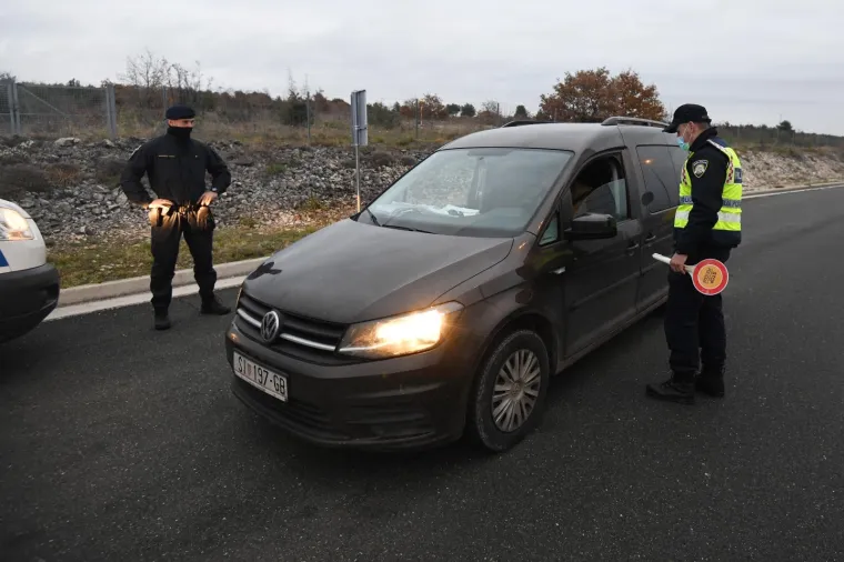 POLICIJA BLOKIRALA IZLAZE IZ ŽUPANIJA: Provjeravaju propusnice za putovanje i vraćaju sve koji ih nemaju