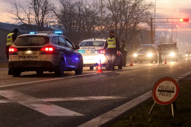 Klisa - Policija kontrolira propusnice na granici Osječko-baranjske i Vukovarsko-srijemske županije.