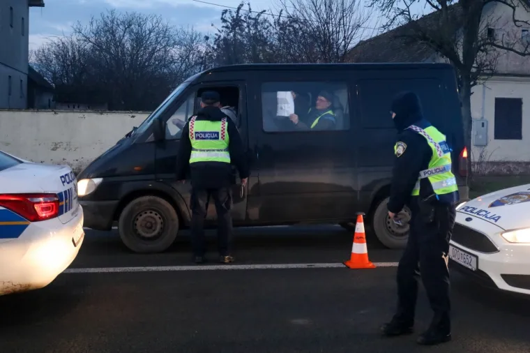 POLICIJA BLOKIRALA IZLAZE IZ ŽUPANIJA: Provjeravaju propusnice za putovanje i vraćaju sve koji ih nemaju