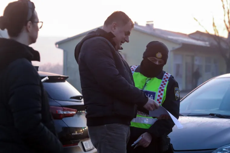 POLICIJA BLOKIRALA IZLAZE IZ ŽUPANIJA: Provjeravaju propusnice za putovanje i vraćaju sve koji ih nemaju
