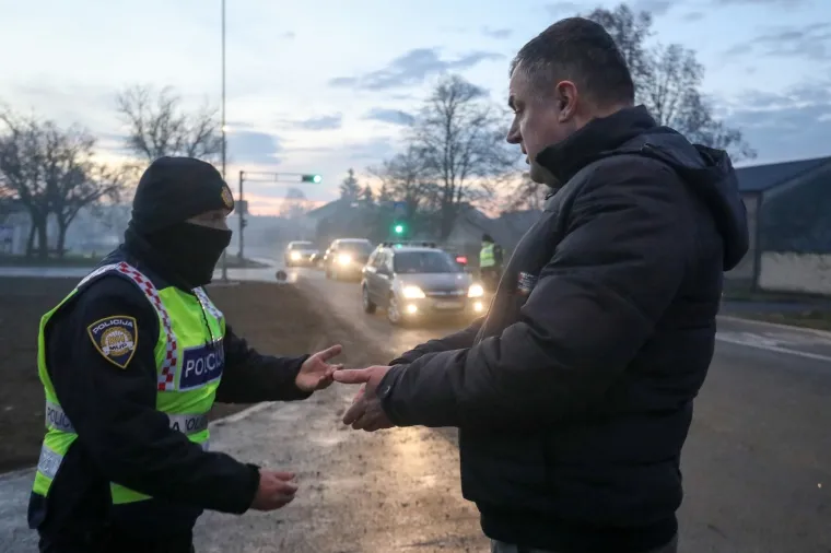 POLICIJA BLOKIRALA IZLAZE IZ ŽUPANIJA: Provjeravaju propusnice za putovanje i vraćaju sve koji ih nemaju
