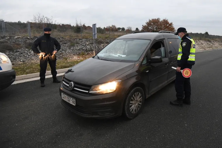 Novi režim putovanja kroz Hrvatsku: Policija na punktovima od ponoći provjerava propusnice!