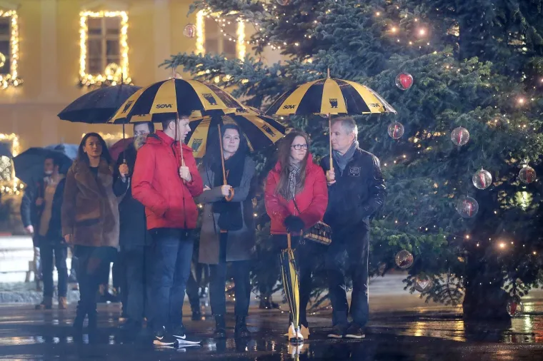 Zagrepčani su na ki&scaron;i slu&scaron;ali propovijed kardinala Bozanića: Evo kako su izgledale polnoćke diljem Hrvatske