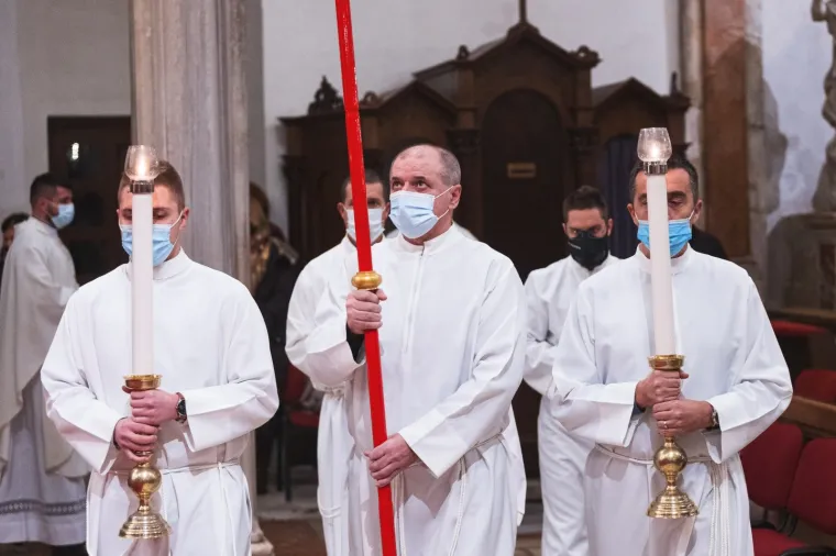 Zagrepčani su na ki&scaron;i slu&scaron;ali propovijed kardinala Bozanića: Evo kako su izgledale polnoćke diljem Hrvatske