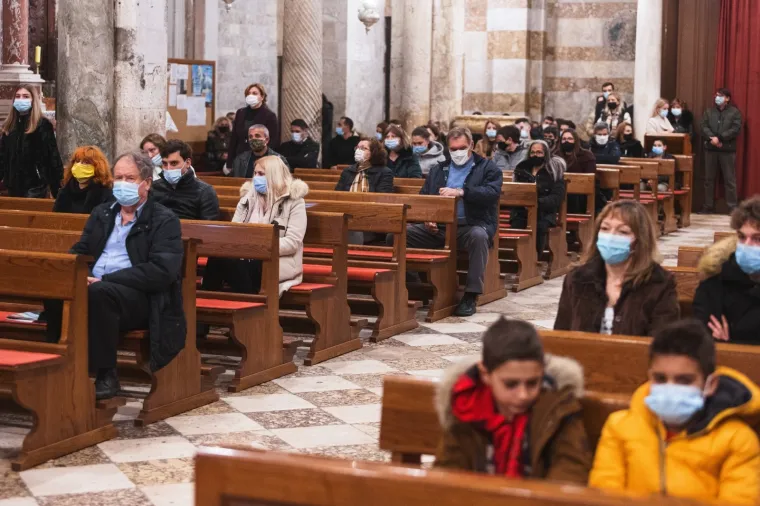 Zagrepčani su na ki&scaron;i slu&scaron;ali propovijed kardinala Bozanića: Evo kako su izgledale polnoćke diljem Hrvatske