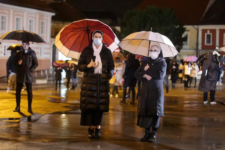 Zagrebački nadbiskup, kardinal Josip Bozanić predvodio je misu u katedrali. Zbog po&scaron;tivanja mjera neki vjernici su stajali na ki&scaron;i i vjetru ispred crkve