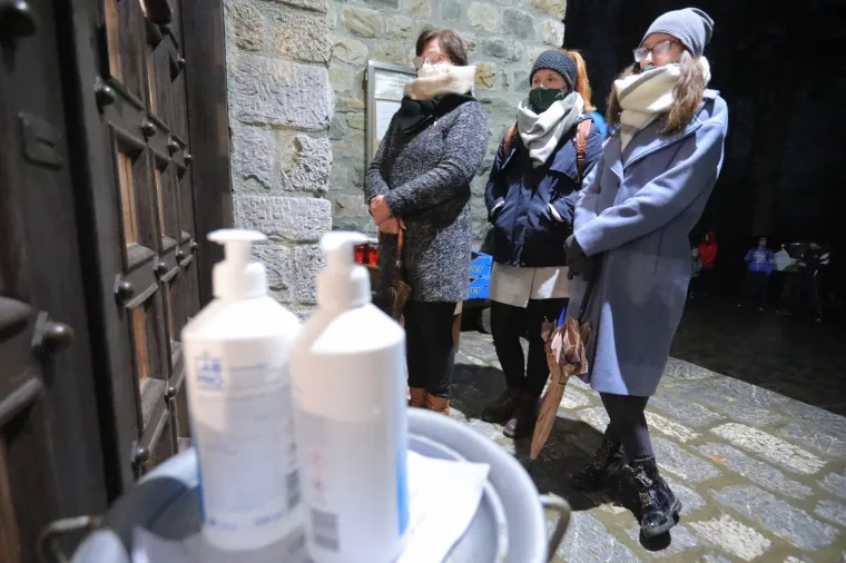 POLNOĆKE ZA VRIJEME PANDEMIJE: Ovako su izgledale mise na Badnjak u Hrvatskoj