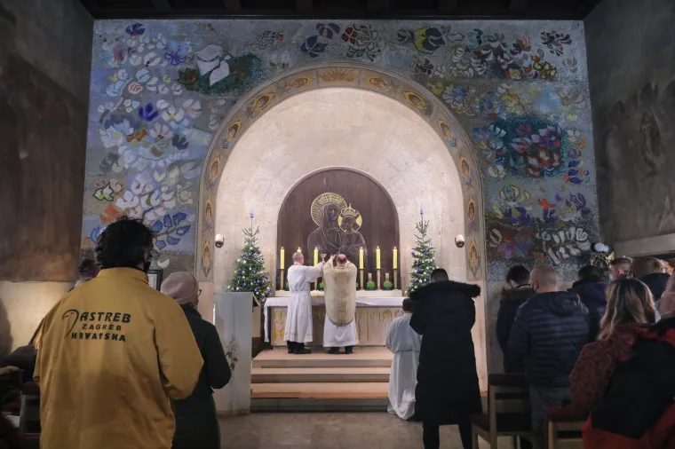 POLNOĆKE ZA VRIJEME PANDEMIJE: Ovako su izgledale mise na Badnjak u Hrvatskoj