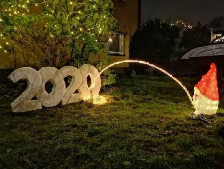 KAKVA GODINA, TAKVI I UKRASI: Ova 2020. bila je sve samo ne obična, pa nije ni čudo da su i dekoracije malo pomaknute