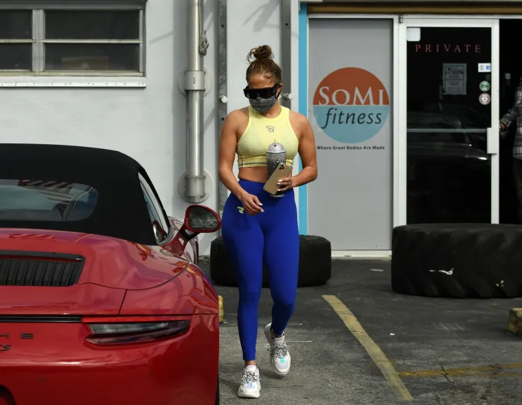 JENNIFER LOPEZ KAO DA UOPĆE NE STARI: Latino diva u tajicama i prozirnoj majici pokazala je zavidnu figuru