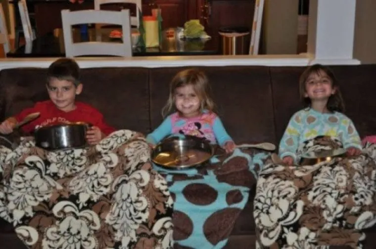 JESU LI OVO NAJURNEBESNIJI RODITELJI IKADA? Njihove metode odgoja lako bi vas mogle - nasmijati do suza