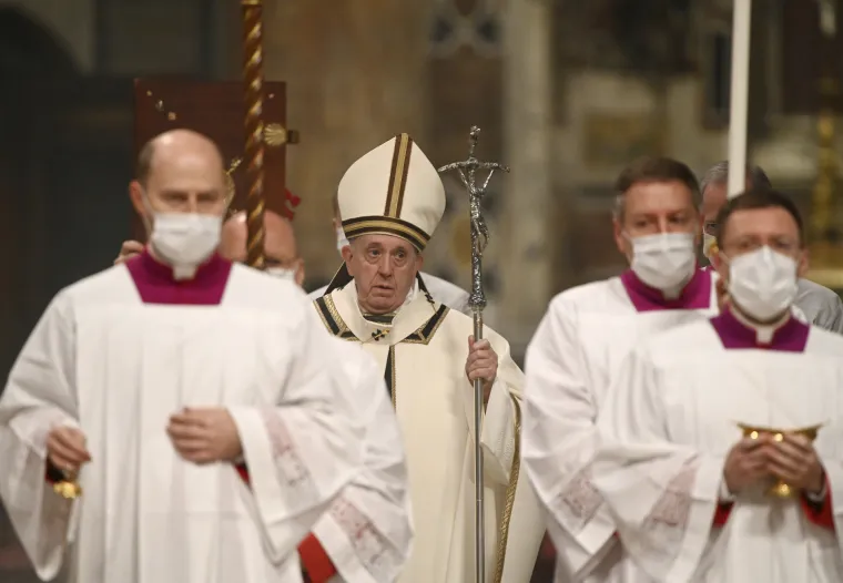 Papa Franjo održao polnoćku u bazilici Svetog Petra pred manje od 100 ljudi. Pozvao na pomoć siromašnima