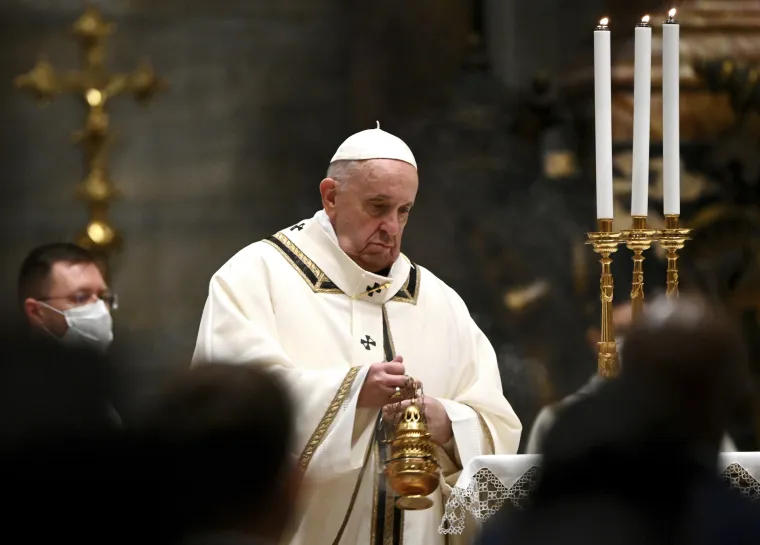 Papa Franjo održao polnoćku u bazilici Svetog Petra pred manje od 100 ljudi. Pozvao na pomoć siromašnima
