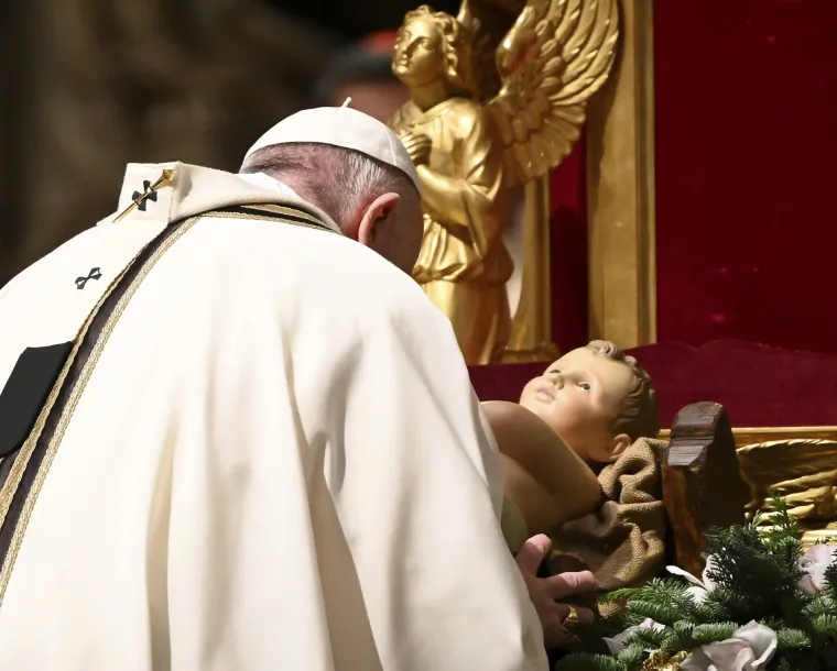 Papa Franjo održao polnoćku u bazilici Svetog Petra pred manje od 100 ljudi. Pozvao na pomoć siromašnima