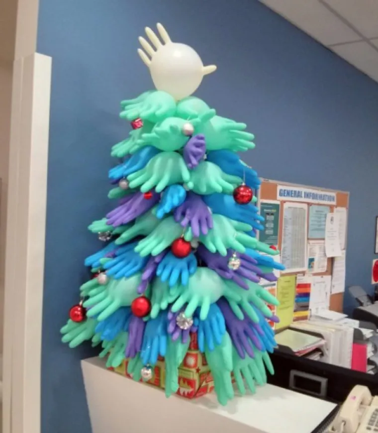 I U TE&Scaron;KIM VREMENIMA BOŽIĆNA ČAROLIJA NE UMIRE: Pogledajte kako su bolnice okitile svoje odjele