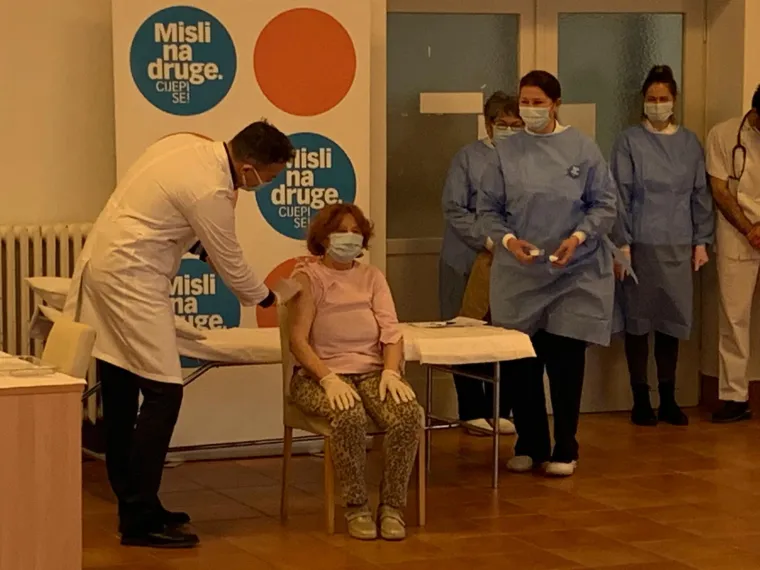 Ona je prva osoba u Hrvatskoj koja se cijepila protiv COVID-19! Pogledajte taj povijesni trenutak