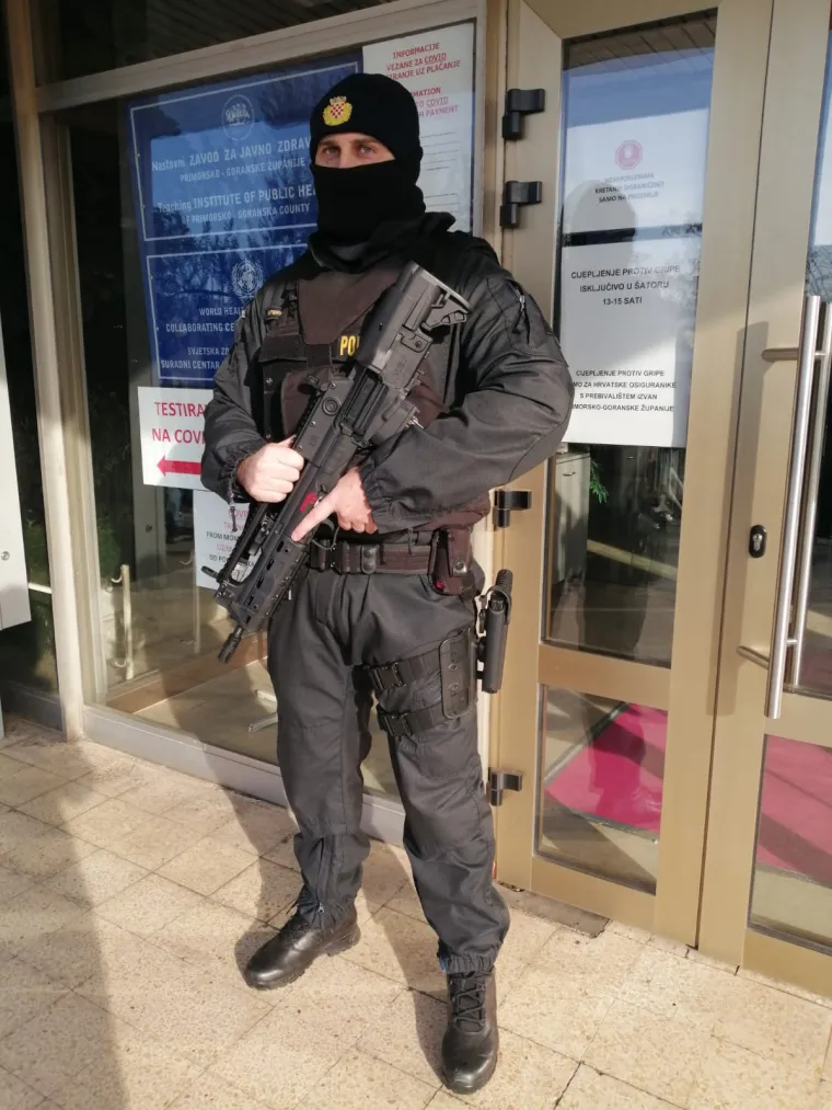 Duge cijevi: Pogledajte pod kakvim jakim osiguranjem se cjepivo razvozi diljem Hrvatske!