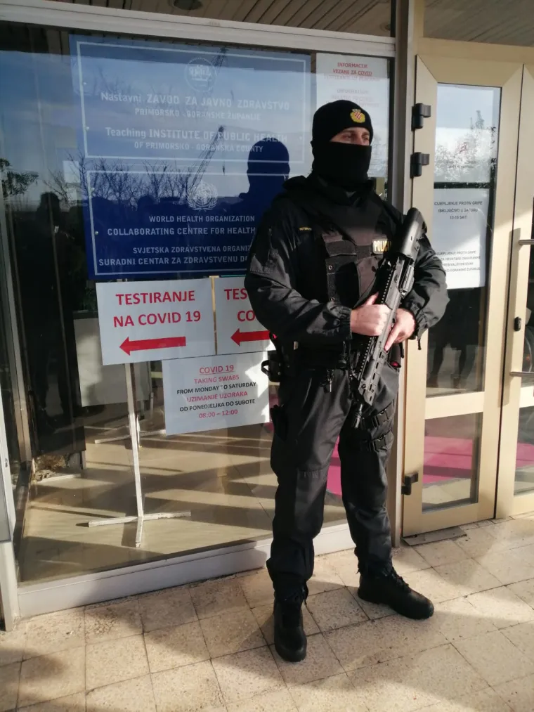 Duge cijevi: Pogledajte pod kakvim jakim osiguranjem se cjepivo razvozi diljem Hrvatske!