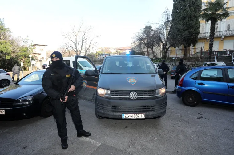 Duge cijevi: Pogledajte pod kakvim jakim osiguranjem se cjepivo razvozi diljem Hrvatske!