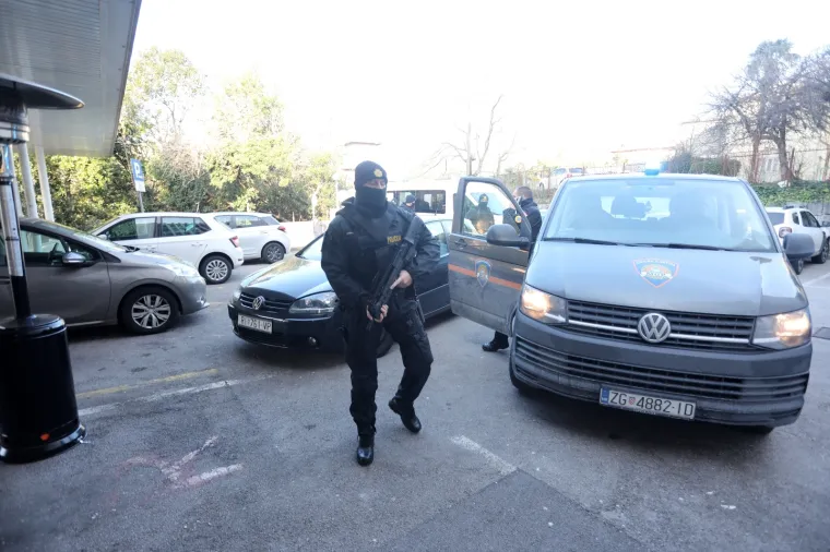 Duge cijevi: Pogledajte pod kakvim jakim osiguranjem se cjepivo razvozi diljem Hrvatske!