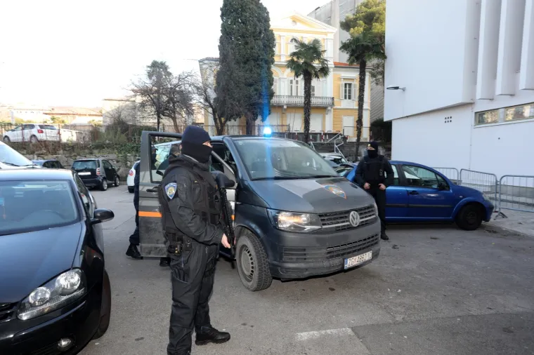 Duge cijevi: Pogledajte pod kakvim jakim osiguranjem se cjepivo razvozi diljem Hrvatske!