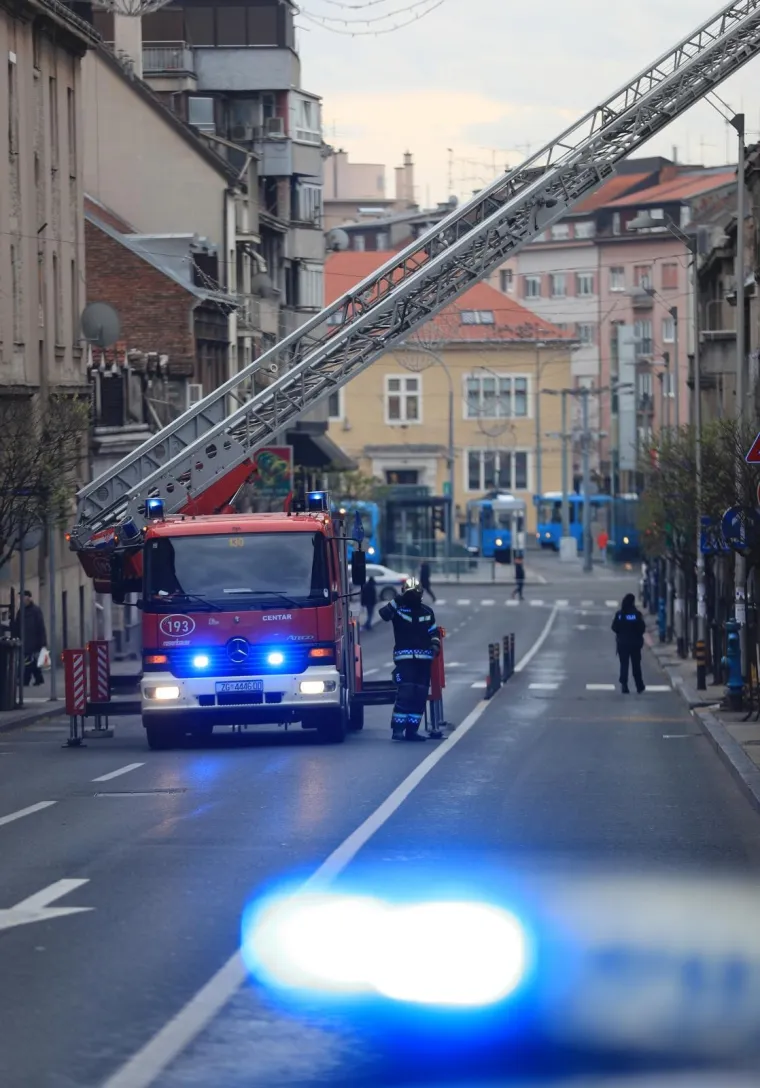 Brojni građani &scaron;irom Hrvatske osjetili su potres zbog kojeg je i u Zagrebu nastala &scaron;teta