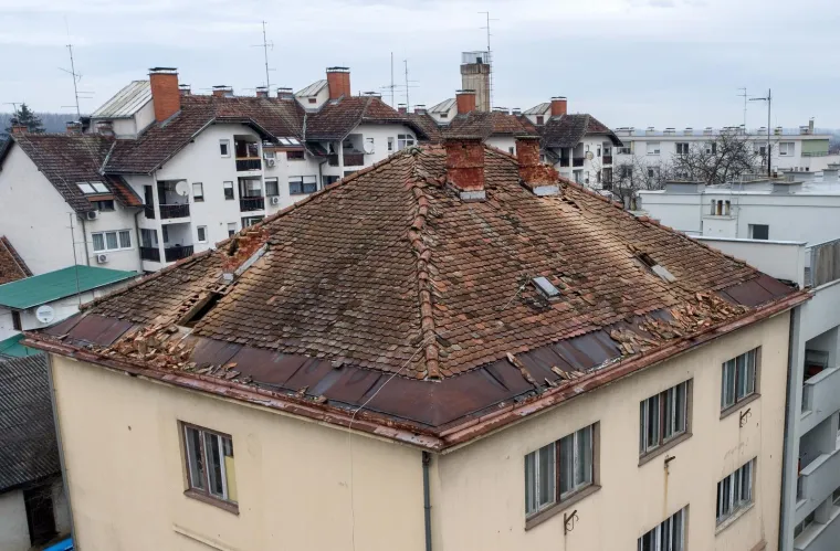 Pogled iz zraka: Potres te&scaron;ko o&scaron;tetio krovove u Petrinji i Brestu Pokupskom