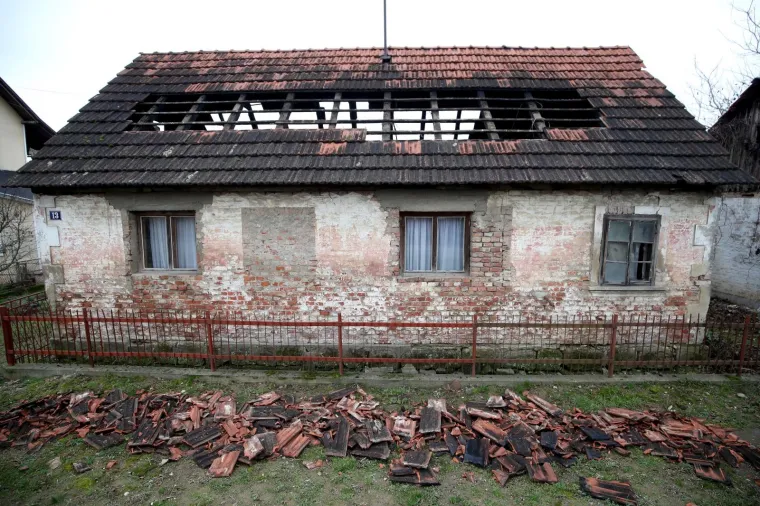 Pogled iz zraka: Potres te&scaron;ko o&scaron;tetio krovove u Petrinji i Brestu Pokupskom