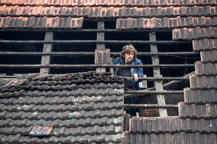 Pogled iz zraka: Potres te&scaron;ko o&scaron;tetio krovove u Petrinji i Brestu Pokupskom