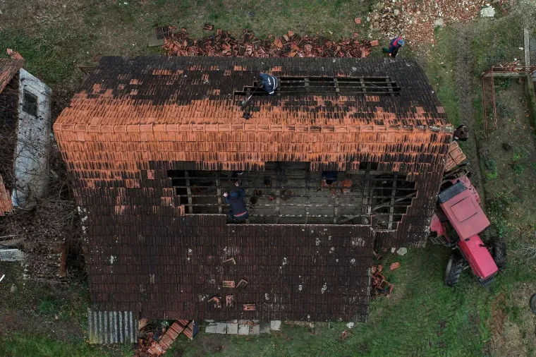 Pogled iz zraka: Potres te&scaron;ko o&scaron;tetio krovove u Petrinji i Brestu Pokupskom