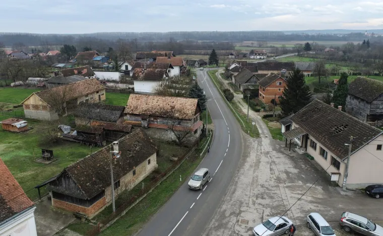 Pogled iz zraka: Potres te&scaron;ko o&scaron;tetio krovove u Petrinji i Brestu Pokupskom