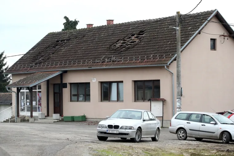 Pogled iz zraka: Potres te&scaron;ko o&scaron;tetio krovove u Petrinji i Brestu Pokupskom