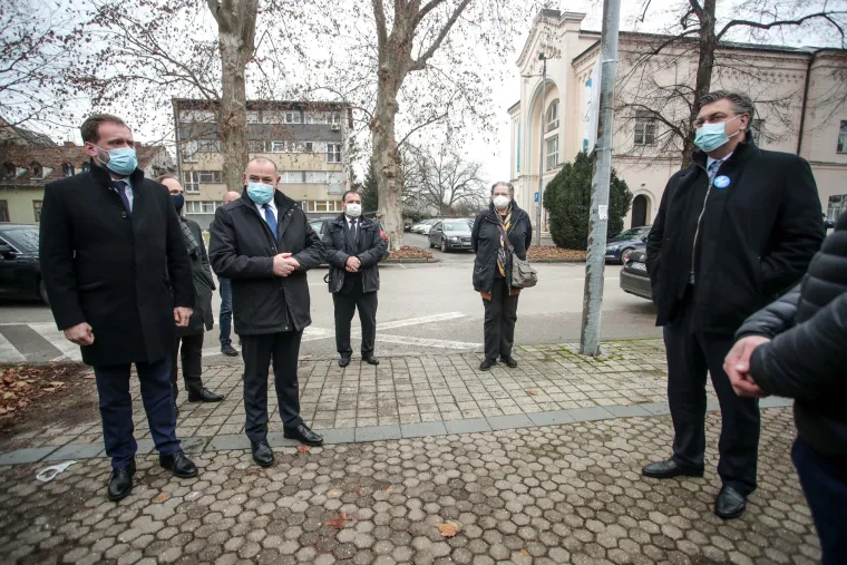 Jak potres pogodio Sisak i Petrinju, obi&scaron;li ih Milanović i Plenković: 'Drago nam je da nema većih &scaron;teta'