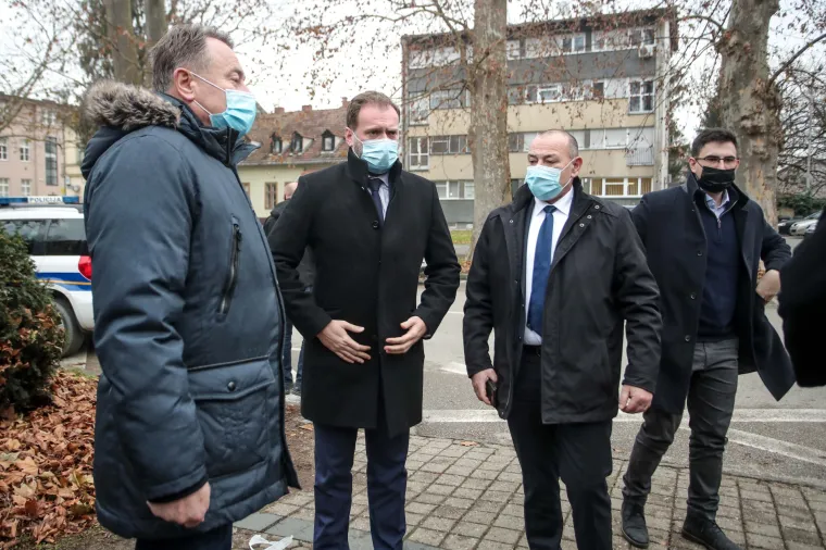 Jak potres pogodio Sisak i Petrinju, obi&scaron;li ih Milanović i Plenković: 'Drago nam je da nema većih &scaron;teta'