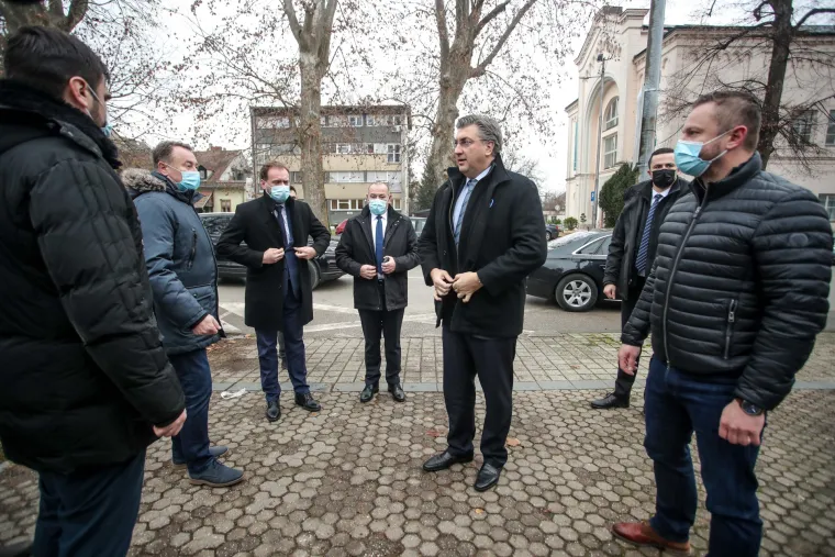 Jak potres pogodio Sisak i Petrinju, obi&scaron;li ih Milanović i Plenković: 'Drago nam je da nema većih &scaron;teta'