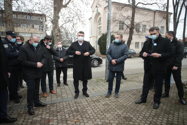 Jak potres pogodio Sisak i Petrinju, obi&scaron;li ih Milanović i Plenković: 'Drago nam je da nema većih &scaron;teta'