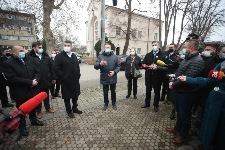 Jak potres pogodio Sisak i Petrinju, obi&scaron;li ih Milanović i Plenković: 'Drago nam je da nema većih &scaron;teta'