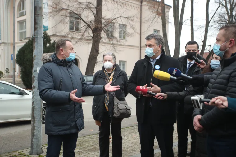 Jak potres pogodio Sisak i Petrinju, obi&scaron;li ih Milanović i Plenković: 'Drago nam je da nema većih &scaron;teta'