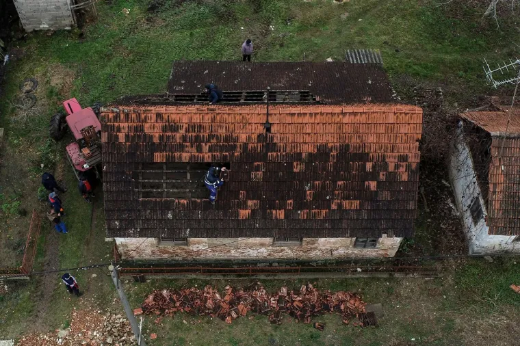 Brest Pokupski - Pogled iz zraka na kuće koje su te&scaron;ko stradale u potresu koji je jutros pogodio Sisak i Petrinju.