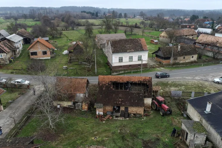 NOVI POGLED IZ ZRAKA KOJI SLAMA SRCE: Pogledajte te&scaron;ko stradale kuće u potresu koji je jutros pogodio Sisak i Petrinju
