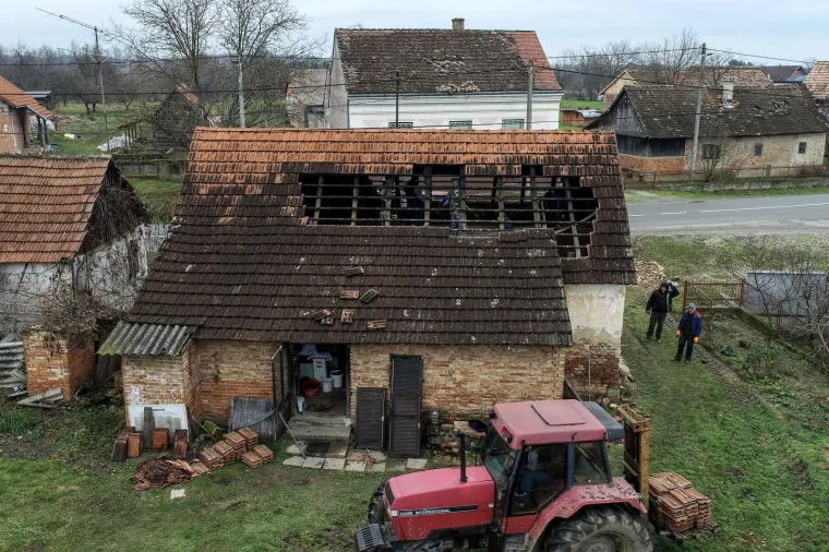 NOVI POGLED IZ ZRAKA KOJI SLAMA SRCE: Pogledajte te&scaron;ko stradale kuće u potresu koji je jutros pogodio Sisak i Petrinju