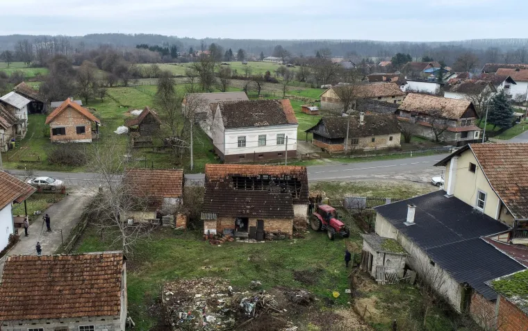 NOVI POGLED IZ ZRAKA KOJI SLAMA SRCE: Pogledajte te&scaron;ko stradale kuće u potresu koji je jutros pogodio Sisak i Petrinju