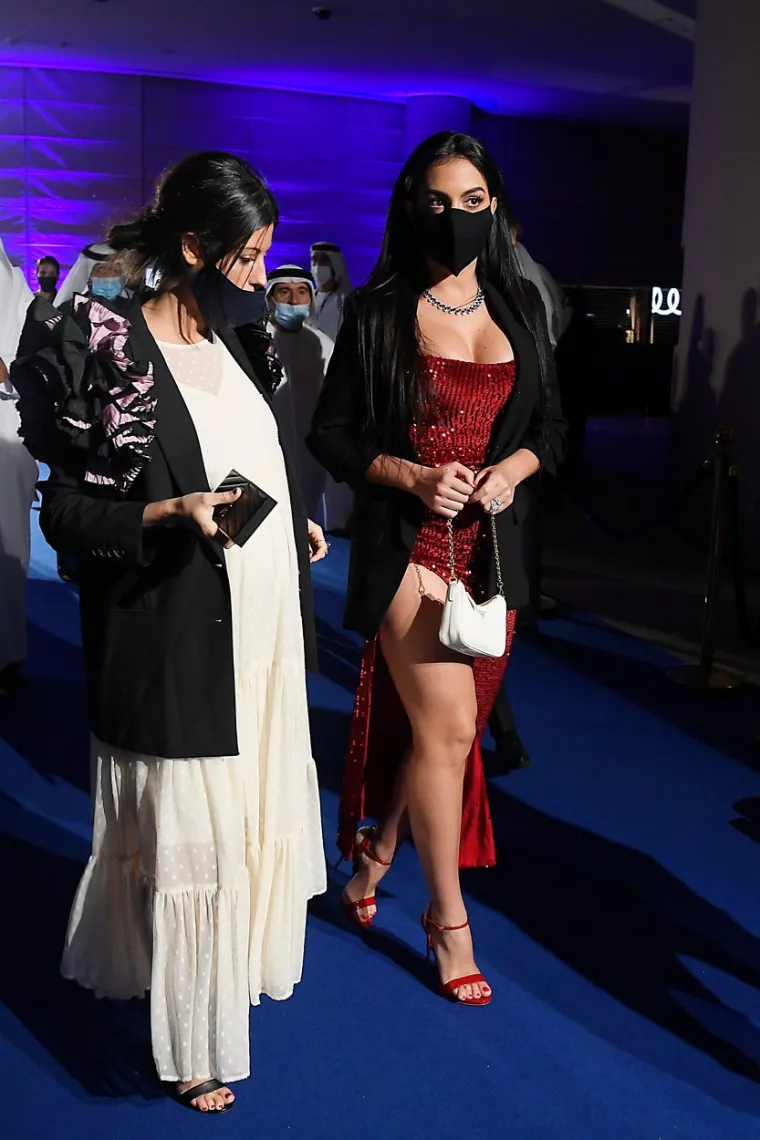 [FOTO] VRUĆA GEORGINA RODRIGUEZ ZASJENILA SVE U DUBAIJU: U pripijenoj crvenoj haljini mamila mu&scaron;ke uzdahe
