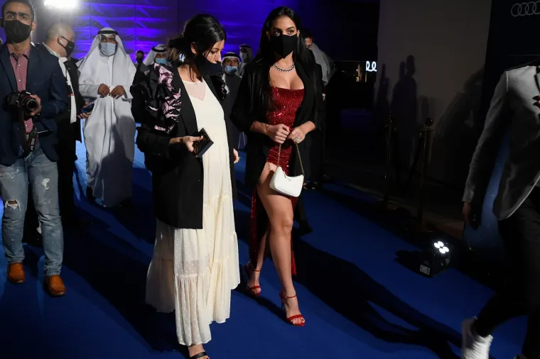 [FOTO] VRUĆA GEORGINA RODRIGUEZ ZASJENILA SVE U DUBAIJU: U pripijenoj crvenoj haljini mamila mu&scaron;ke uzdahe