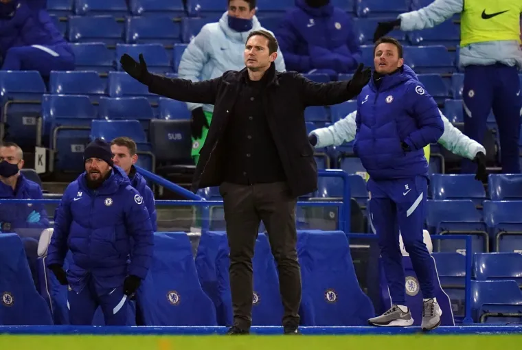 U susretu 16. kola engleskog nogometnog prvenstva Chelsea i Aston Villa su na stadionu Stamford Bridge odigrali 1-1 čime se produbila kriza londonskog sastava.  "Bluesi" su u posljednjih &scaron;est susreta u svim natjecanjima ostvarili samo jednu pobjedu i to protiv West Hama (3-0). Tri utakmice su izgubili, a dva puta remizirali.  U susretu protiv Ville, domaćin je poveo u 34. minuti golom francuskog napadača Oliviera Girouda. Bio je to njegov 32. liga&scaron;ki gol glavom otkako je 2012. debitirao u elitnom razredu engleskog nogomet, tada u dresu Arsenala. Zanimljivo, nitko u Premiershipu nije zabio vi&scaron;e golova glavom od kada je na "Otok" stigao Giroud.  Bio je to i njegov deveti pogodak protiv Aston Ville, a niti jednom engleskom klubu nije zabio vi&scaron;e.